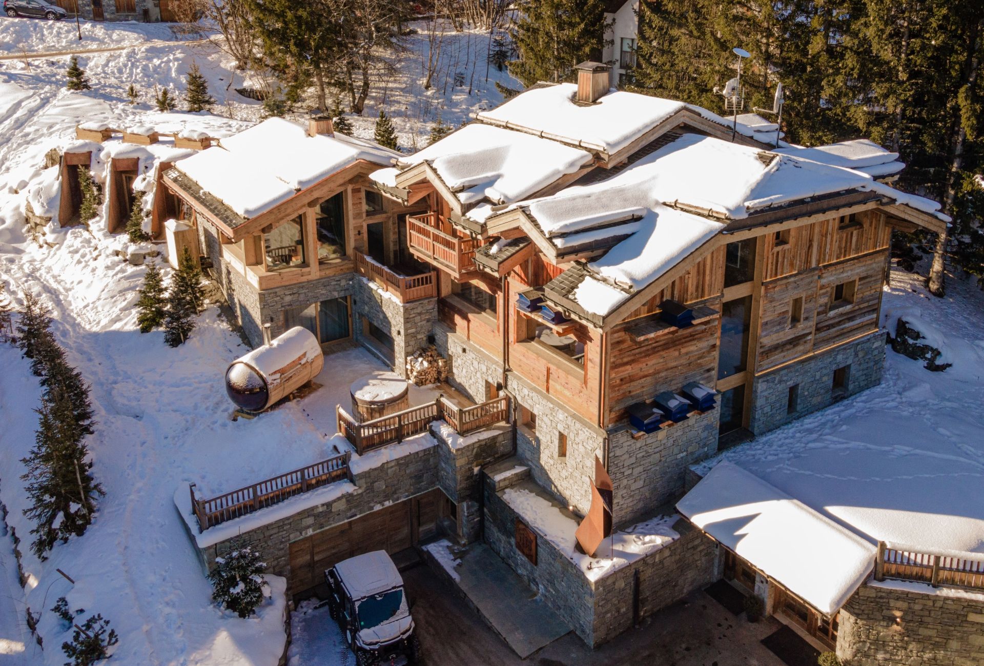 luxury chalet 12 Rooms for seasonal rent on COURCHEVEL (73120)