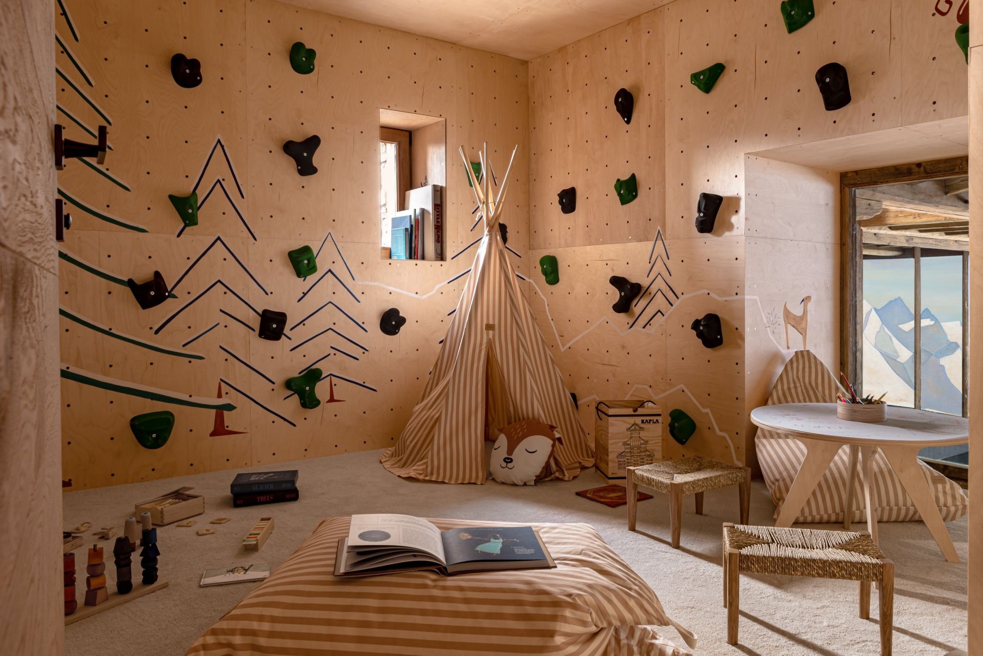 luxury chalet 12 Rooms for seasonal rent on COURCHEVEL (73120)