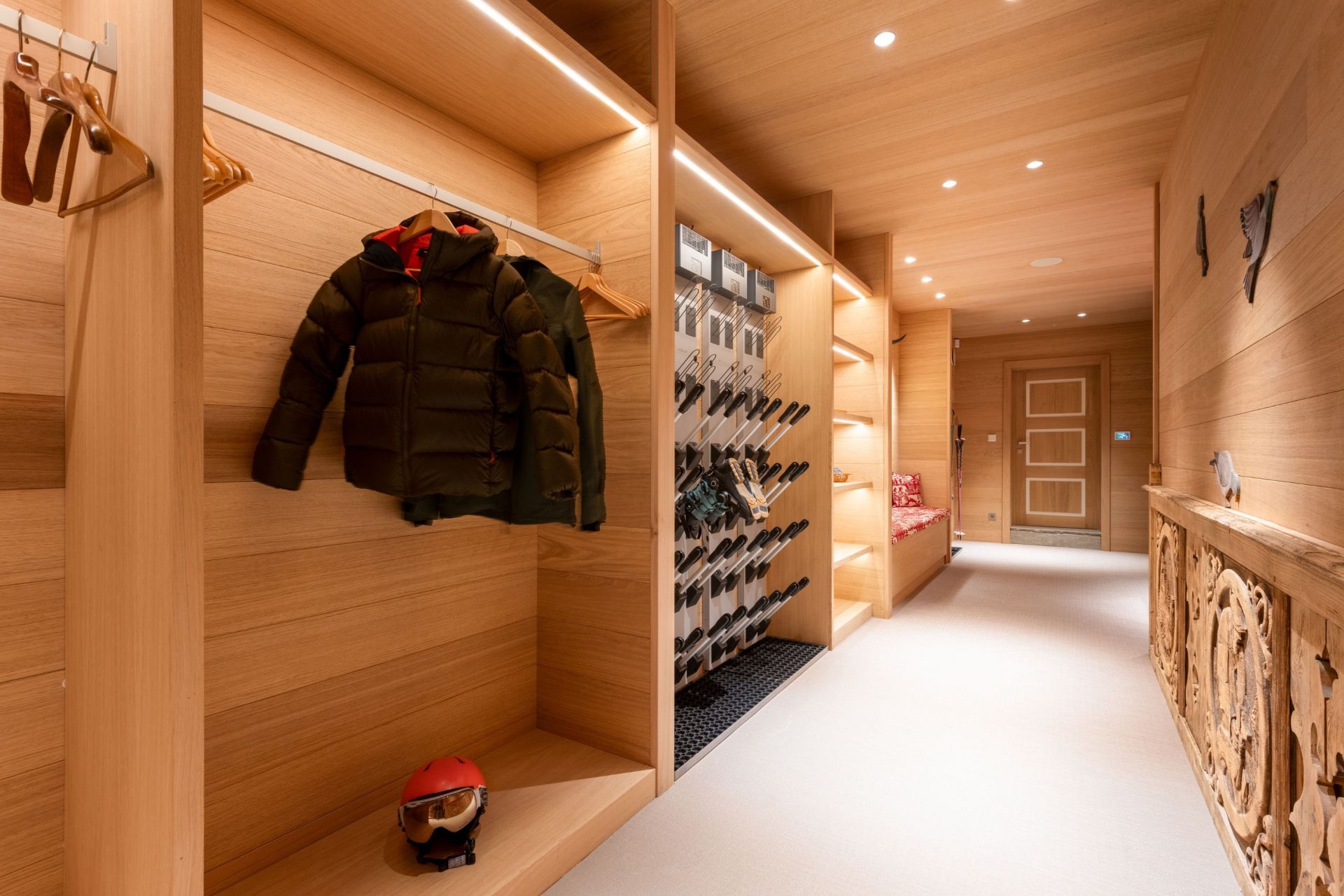 luxury chalet 15 Rooms for seasonal rent on COURCHEVEL (73120)