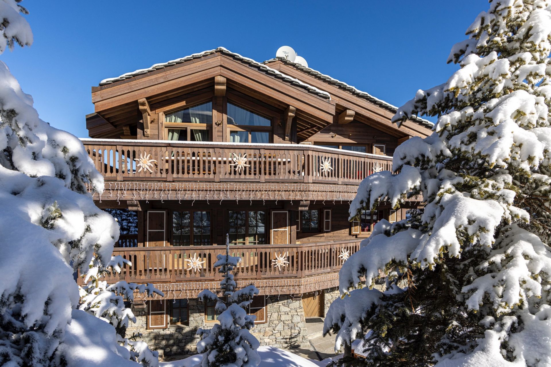 luxury chalet 15 Rooms for seasonal rent on COURCHEVEL (73120)