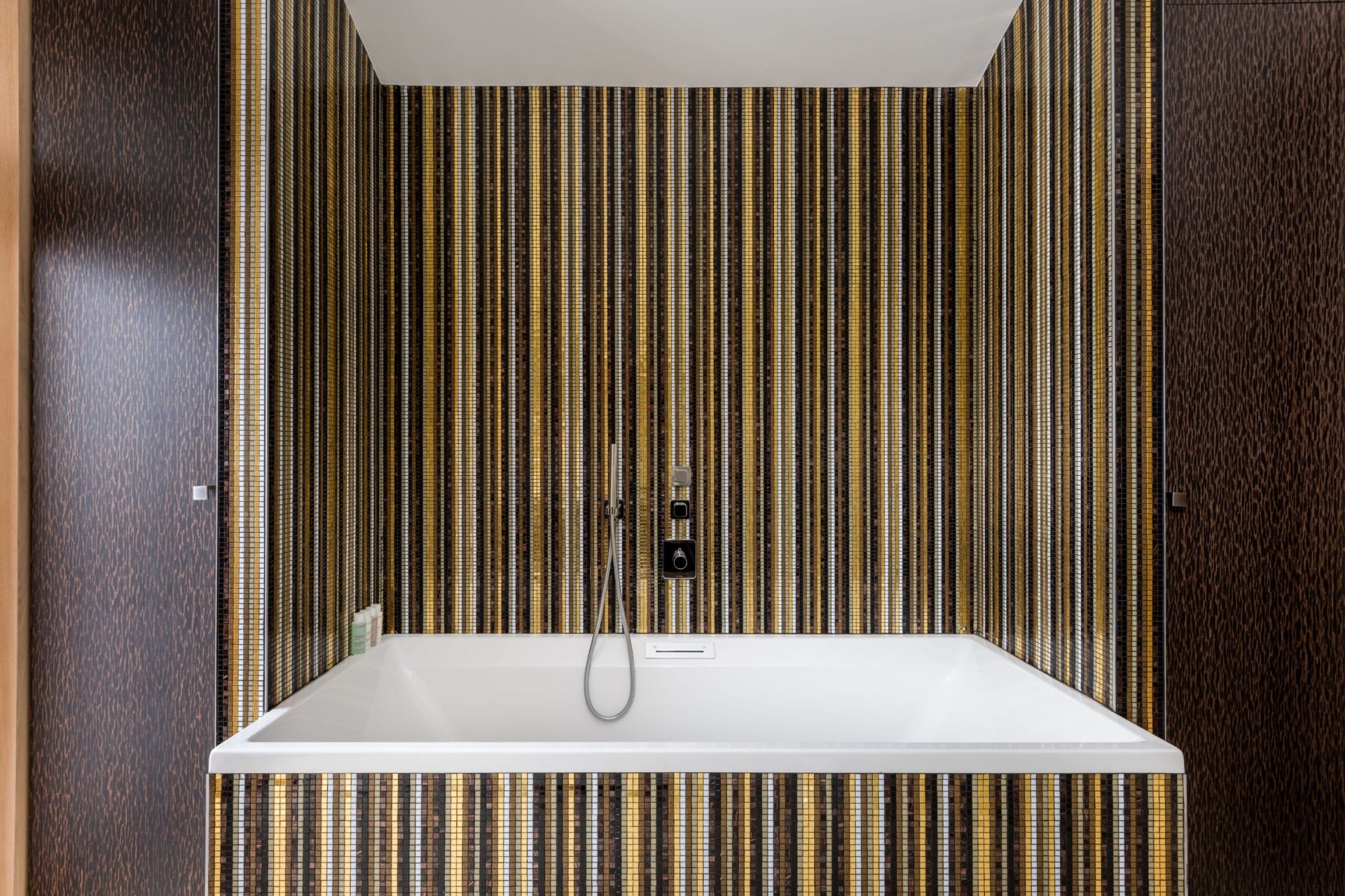 luxury chalet 12 Rooms for seasonal rent on COURCHEVEL MORIOND (73120)