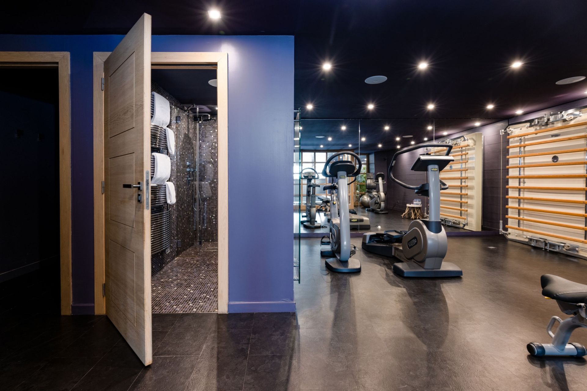 luxury chalet 12 Rooms for seasonal rent on COURCHEVEL MORIOND (73120)