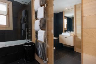 luxury chalet 12 Rooms for seasonal rent on COURCHEVEL MORIOND (73120)