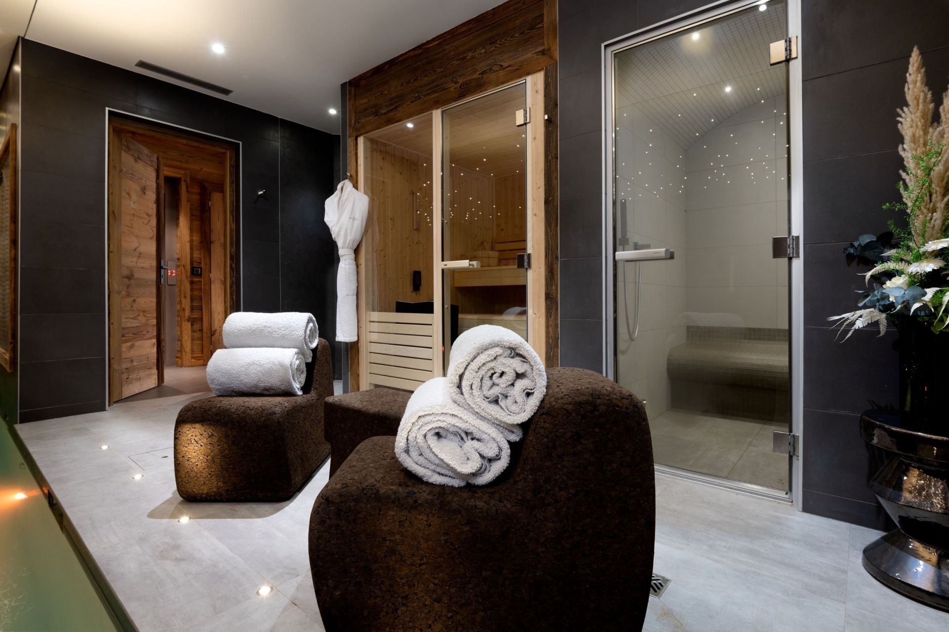luxury chalet 10 Rooms for seasonal rent on COURCHEVEL (73120)