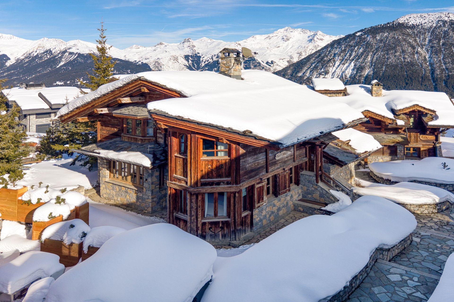luxury chalet 8 Rooms for seasonal rent on COURCHEVEL (73120)