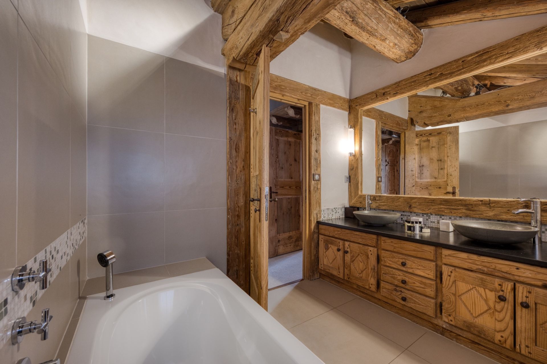 luxury chalet 8 Rooms for seasonal rent on COURCHEVEL (73120)