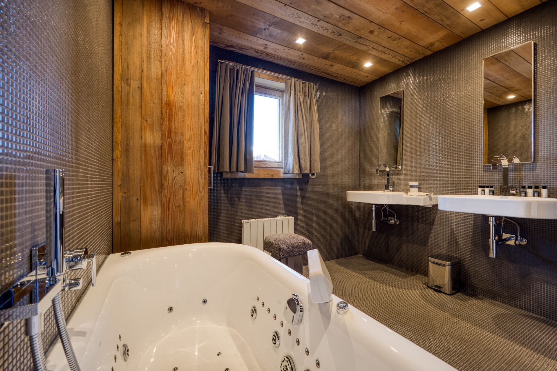 luxury chalet 9 Rooms for sale on COURCHEVEL (73120)