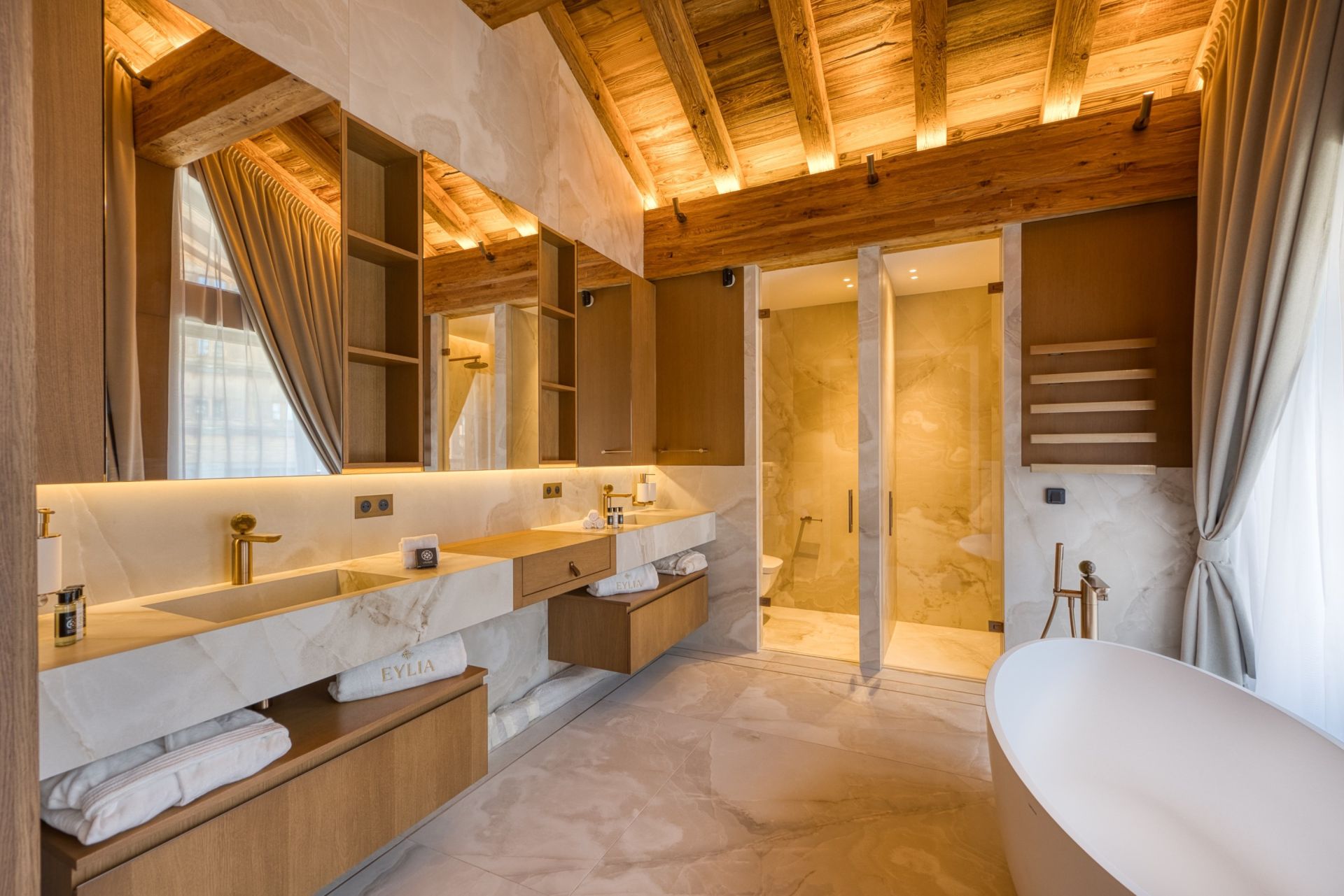 luxury chalet 10 Rooms for seasonal rent on COURCHEVEL (73120)