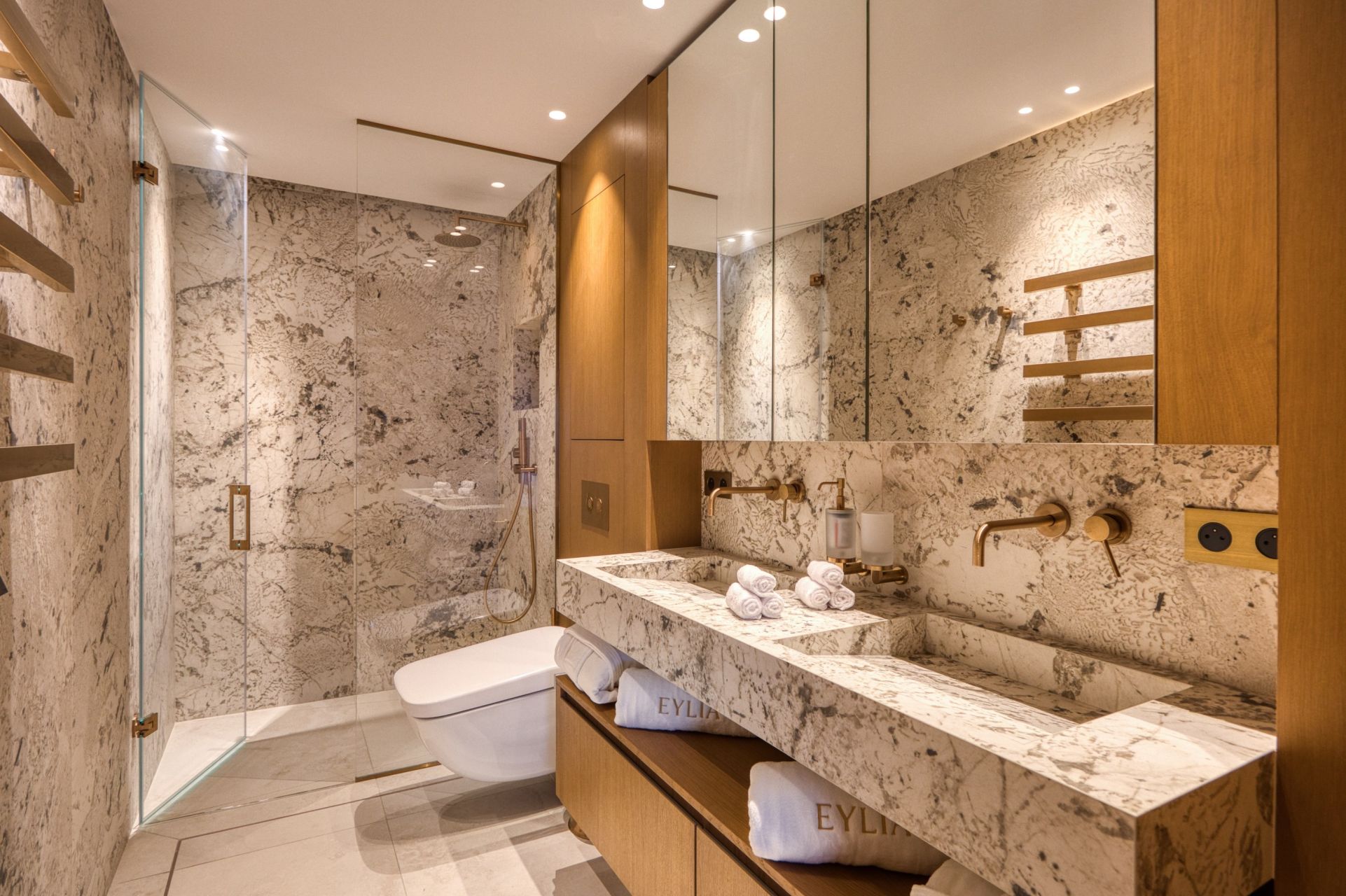 luxury chalet 10 Rooms for seasonal rent on COURCHEVEL (73120)
