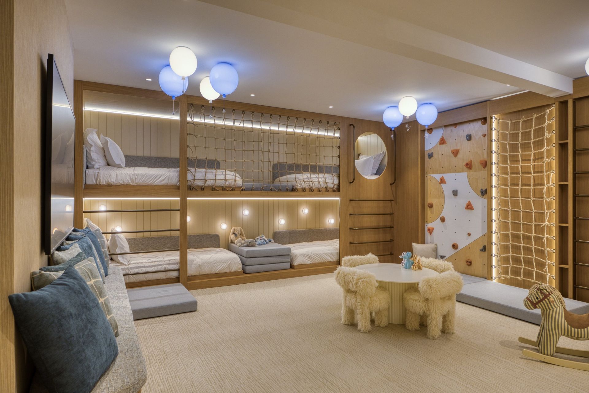 luxury chalet 10 Rooms for seasonal rent on COURCHEVEL (73120)