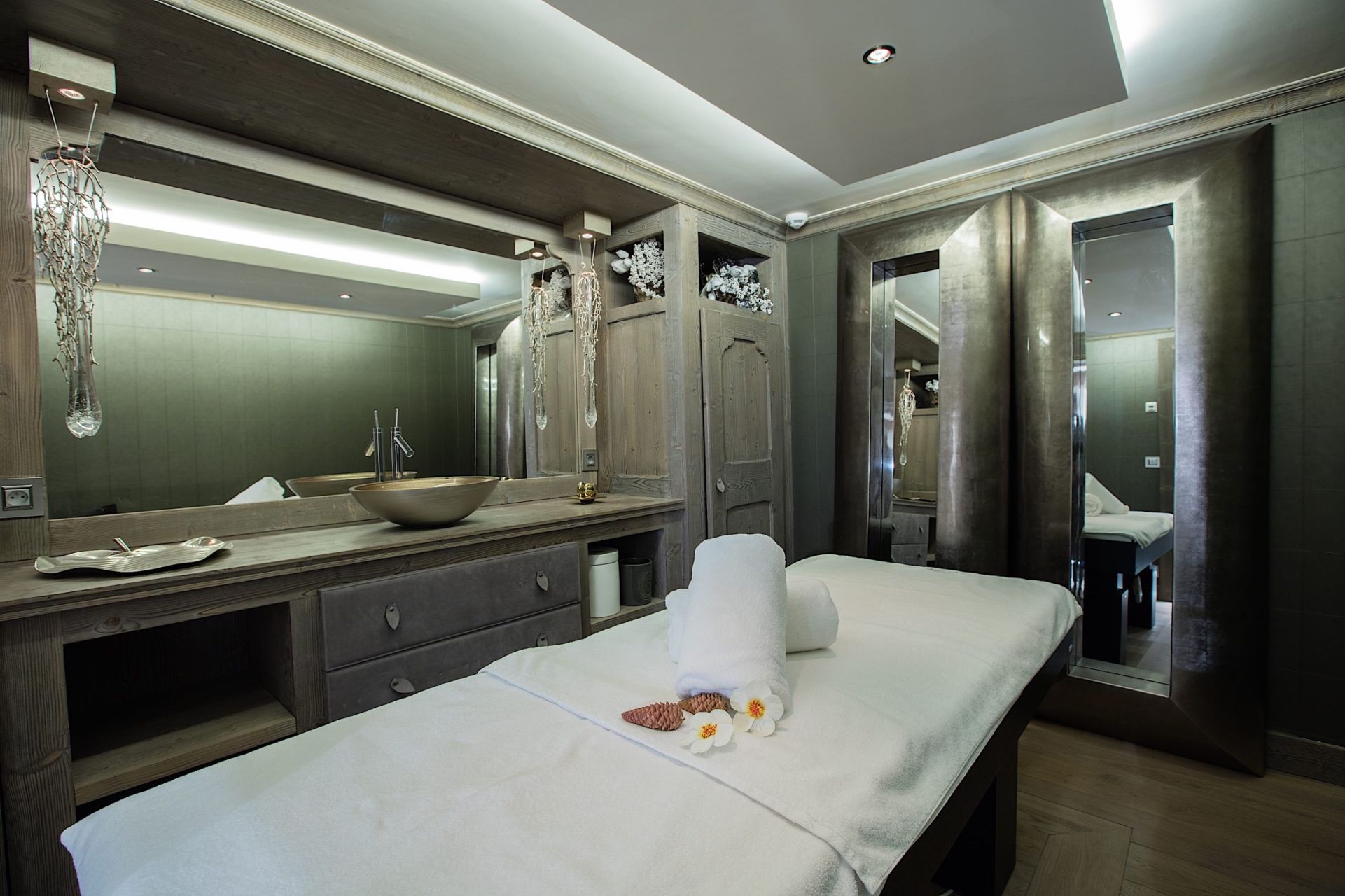luxury chalet 6 Rooms for seasonal rent on COURCHEVEL (73120)