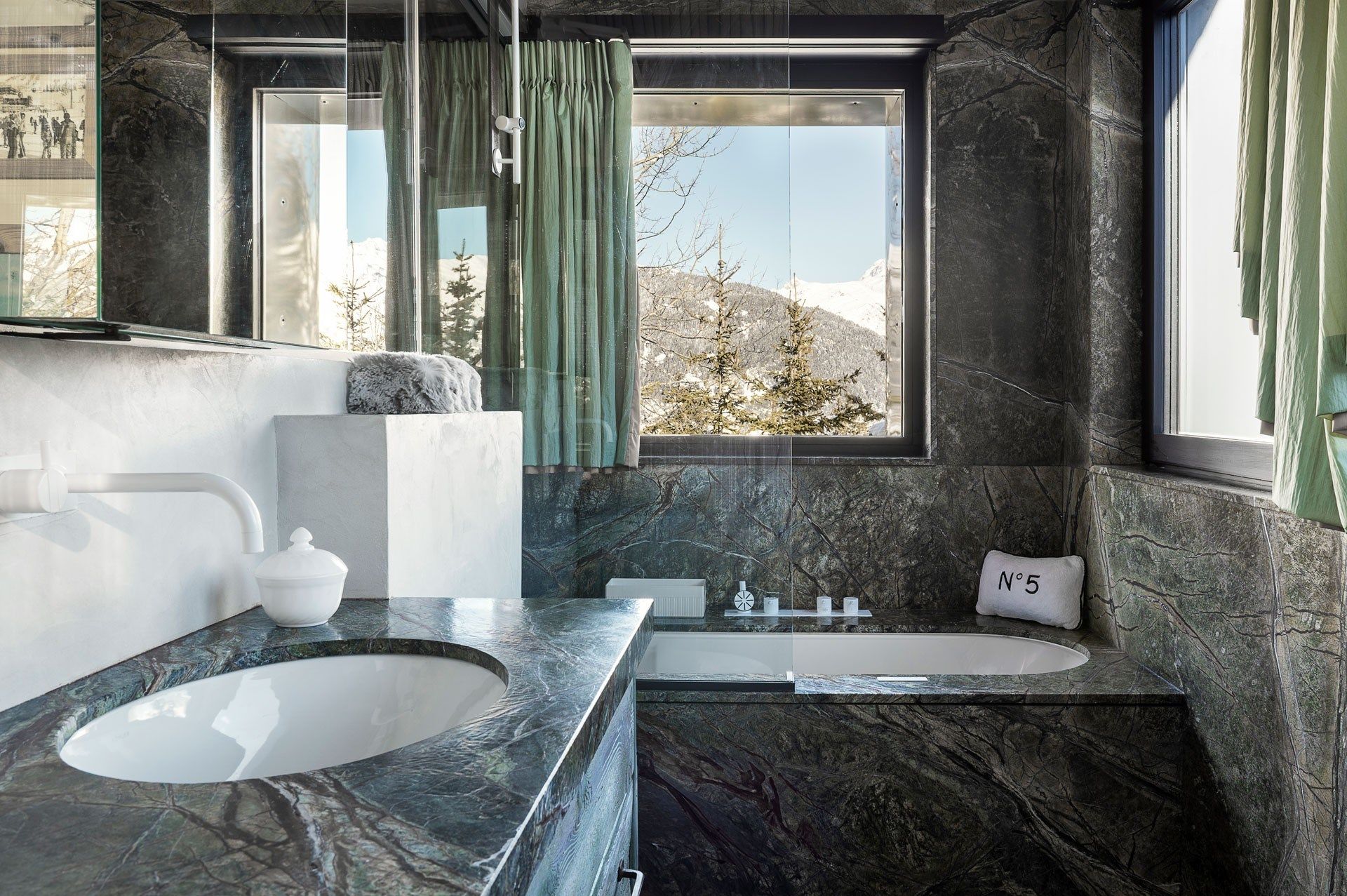 luxury chalet 7 Rooms for seasonal rent on COURCHEVEL (73120)