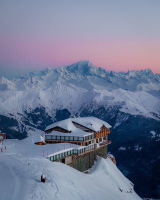 Chalet neuf ou ancien : quelle stratégie pour votre projet immobilier à Courchevel ?